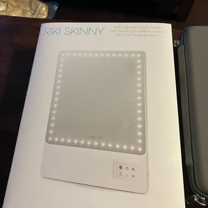 LIKE NEW RIKI SKINNY LIGHTED VANITY MIRROR WITH BLUETOOTH AND CARRYING CASE